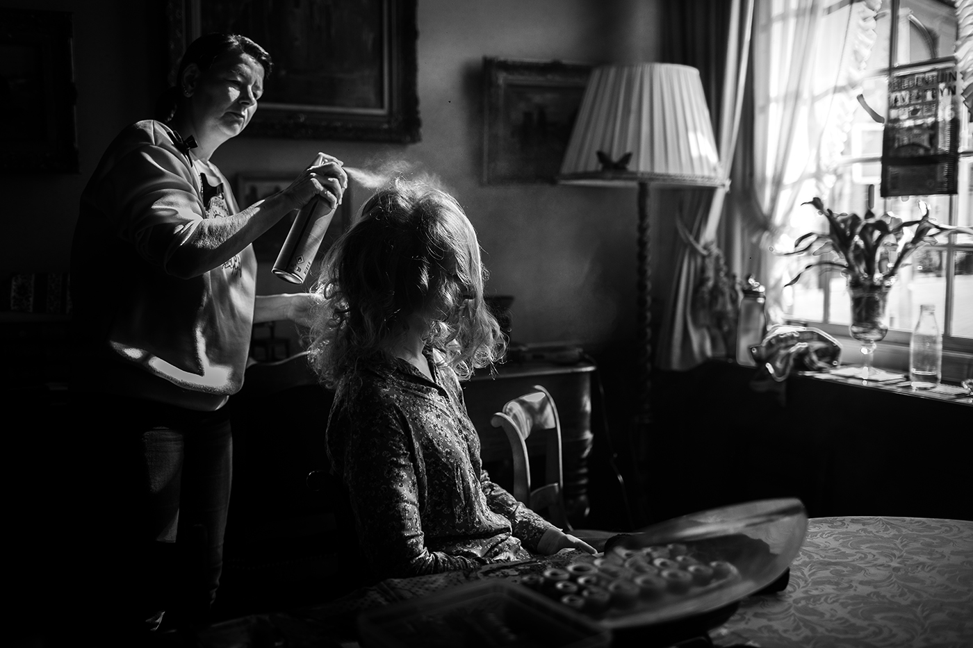 Trouwfotograaf legt de voorbereidingen van de bruid vast in Zwart-wit